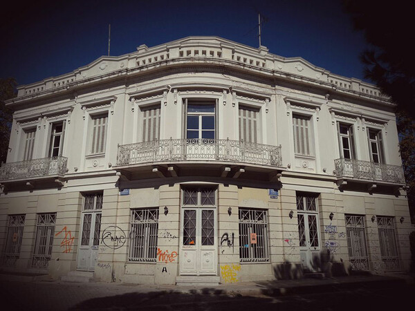 Απολαμβάνοντας έναν περίπατο στο κέντρο