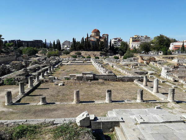 Απολαμβάνοντας έναν περίπατο στο κέντρο