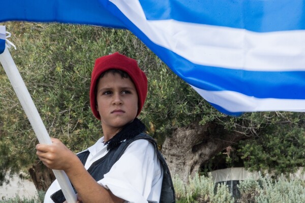 Η συγκινητική παρέλαση στους Αρκιούς - Ένας μαθητής, μια δασκάλα και η ελληνική σημαία