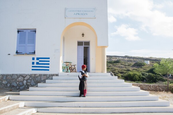 Η συγκινητική παρέλαση στους Αρκιούς - Ένας μαθητής, μια δασκάλα και η ελληνική σημαία