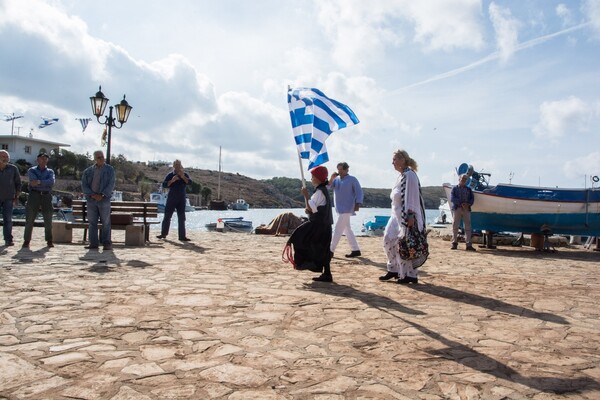 Η συγκινητική παρέλαση στους Αρκιούς - Ένας μαθητής, μια δασκάλα και η ελληνική σημαία