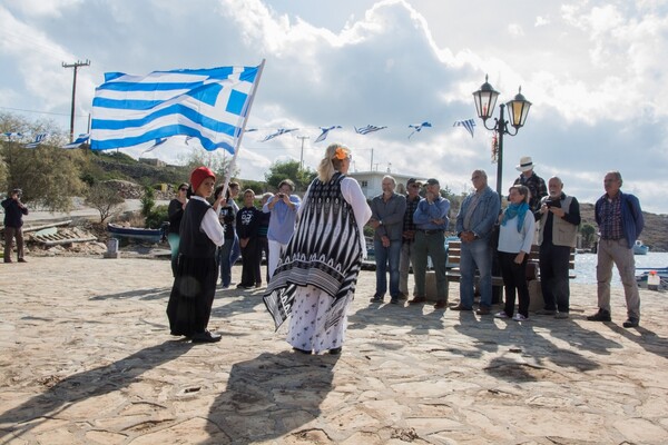 Η συγκινητική παρέλαση στους Αρκιούς - Ένας μαθητής, μια δασκάλα και η ελληνική σημαία