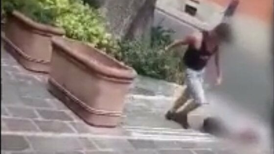 Ιταλία: Νεαρός επιτέθηκε σε ανήλικο πρόσφυγα ενώ οι φίλοι του βιντεοσκοπούσαν το θέαμα και γελούσαν (ΒΙΝΤΕΟ)