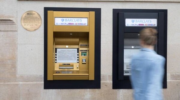 Το πρώτο ATM στον κόσμο έγινε χρυσό για να γιορτάσει τα 50 του χρόνια