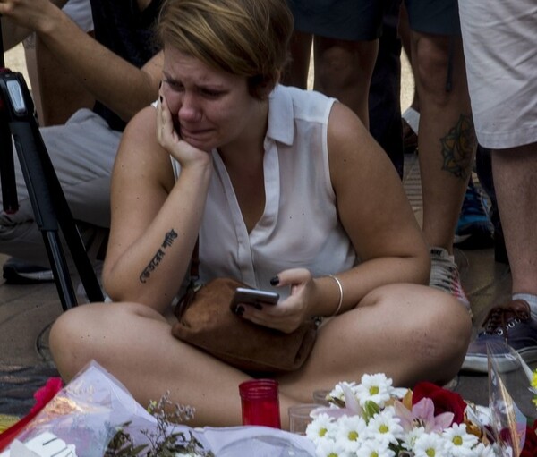 «Η Λα Ράμπλα κλαίει αλλά είναι ζωντανή»: Βαρύ πένθος και ερωτηματικά για την επίθεση- Θρηνούν οι οικογένειες που χωρίστηκαν βίαια από το θάνατο