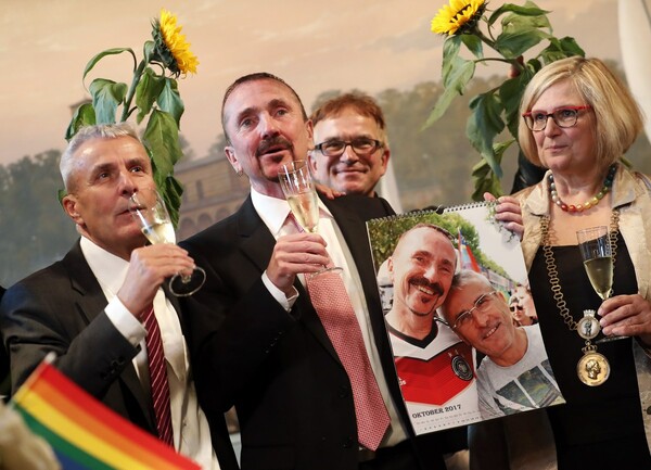 Το πρώτο ομόφυλο ζευγάρι που παντρεύτηκε στη Γερμανία μετά την ισχύ του «γάμου για όλους»