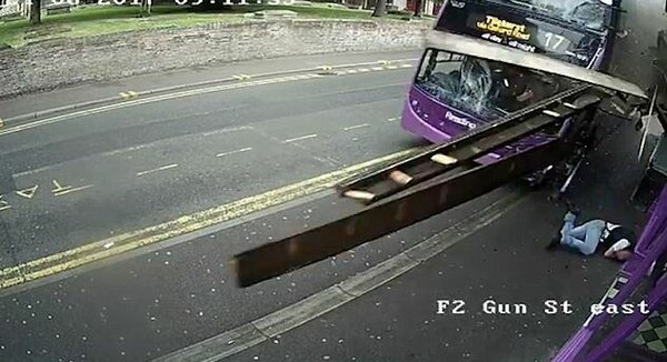 Βρετανία: H απίστευτη στιγμή που ένα ανεξέλεγκτο λεωφορείο χτυπάει περαστικό και αυτός δεν παθαίνει το παραμικρό - ΒΙΝΤΕΟ
