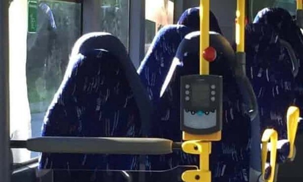 Περίγελος έγινε ξενοφοβική οργάνωση που πέρασε τα καθίσματα λεωφορείου για γυναίκες με μπούρκα