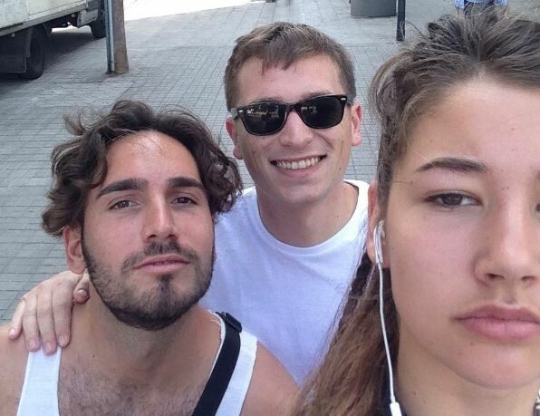 Αυτό το κορίτσι αποφάσισε να βγάζει selfies με κάθε άντρα που την παρενοχλεί στο δρόμο και εξηγεί το γιατί