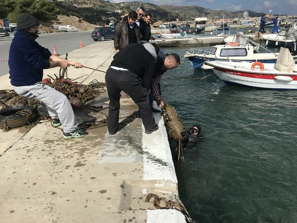 Βυθός λιμανιού στην Κρήτη είχε γίνει σκουπιδότοπος - Βρήκαν λάστιχα, χαλιά και θερμοσίφωνα