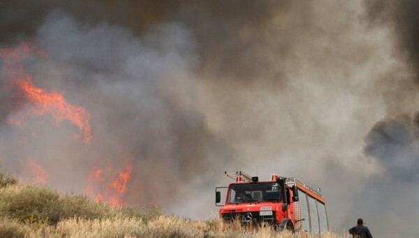 Μάχη με τις φλόγες και τους δυνατούς ανέμους δίνουν οι πυροσβέστες σε Ανάβυσσο και Σπέτσες