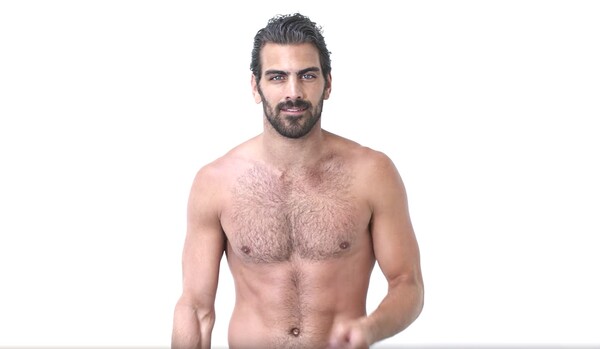 Ο Nyle DiMarco και το φίδι -Το διάσημο κωφό μοντέλο, ψηφίστηκε από το περιοδικό Attitude ως ο Άντρας της Χρονιάς