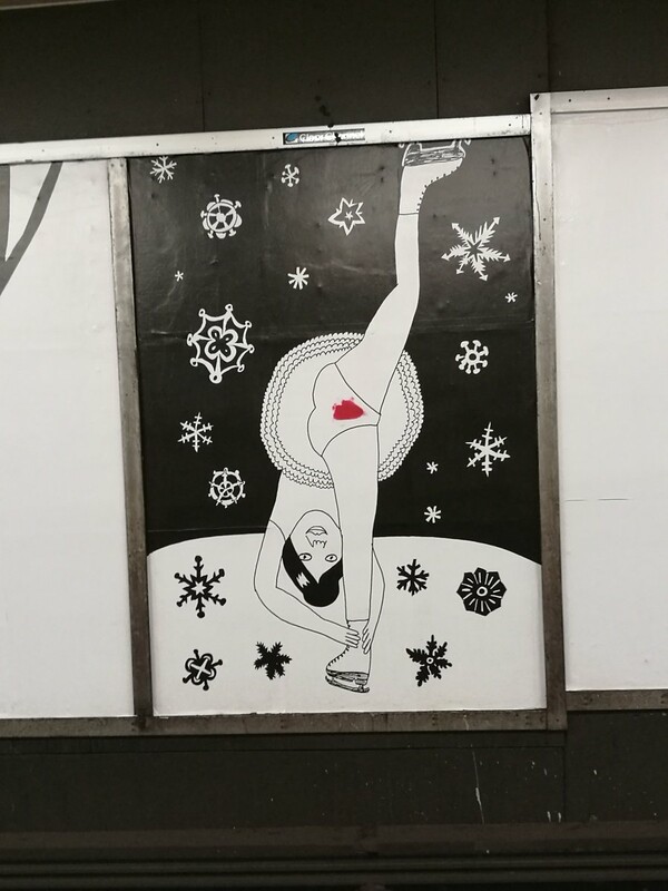Τέχνη με αίμα περιόδου μέσα στο μετρό - Η Στοκχόλμη διχάζεται με μια καλλιτεχνική εγκατάσταση