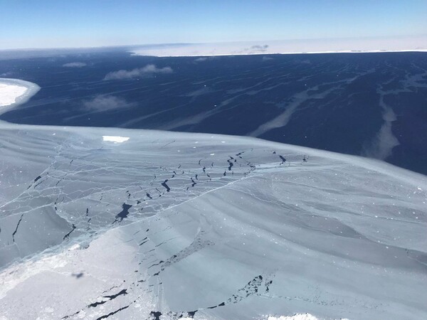 Η NASA δημοσίευσε τις πρώτες εντυπωσιακές αεροφωτογραφίες από το γιγάντιο παγόβουνο που αποκολλήθηκε στην Ανταρκτική
