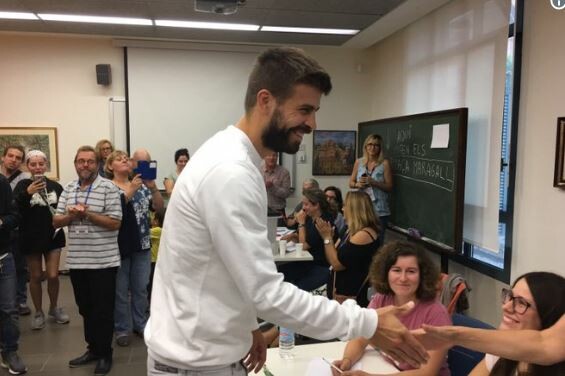 Οι ποδοσφαιριστές της Μπαρτσελόνα στηρίζουν το δημοψήφισμα - Ο Πικέ ψήφισε
