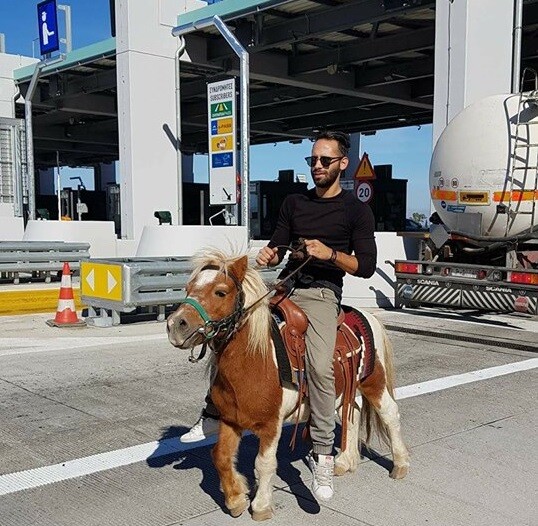 Πήγε να περάσει με πόνυ διόδια στην Ολυμπία Οδό