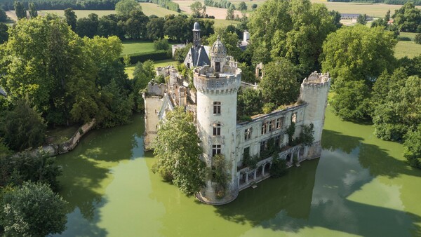 6.500 άνθρωποι αγόρασαν τον εντυπωσιακό Πύργο La Mothe-Chandeniers στη Γαλλία
