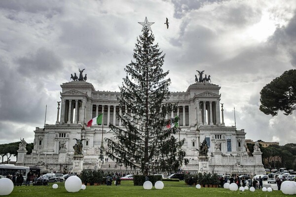 Ποια Γιάννενα; Το πανάκριβο Χριστουγεννιάτικο δέντρο της Ρώμης σε κάποιους θυμίζει βουρτσάκι τουαλέτας