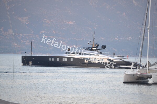 Η Γιάννα Αγγελοπούλου πήρε τα πούρα της, κάτι πανάκριβες τσάντες, την 65μετρη θαλαμηγό της και την έκανε για Κεφαλονιά