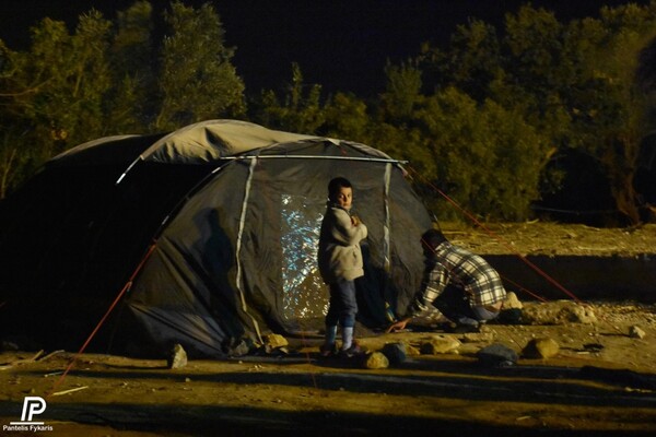 Handelsblatt: Καταστροφικές συνθήκες για τους πρόσφυγες στην Ελλάδα - Εικόνες από το δράμα στη Χίο