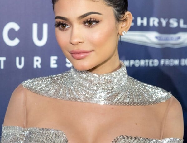 Δεν είναι φιάσκο τελικά - Η Kylie Jenner είναι έγκυος και μαθεύτηκε και το φύλο του μωρού