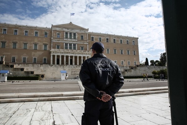 Ειδικοί φρουροί καταγγέλλουν πως δέχονται τηλεφωνικές εντολές για φύλαξη πανηγυριών και πολιτικών στόχων