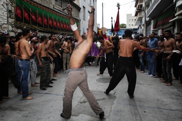 Η ετήσια τελετή της Ασούρα στον Πειραιά - Το αιματηρό αυτομαστίγωμα των σιιτών μουσουλμάνων
