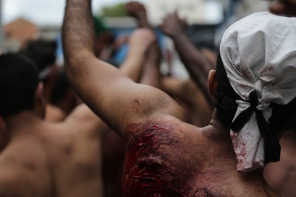 Η ετήσια τελετή της Ασούρα στον Πειραιά - Το αιματηρό αυτομαστίγωμα των σιιτών μουσουλμάνων