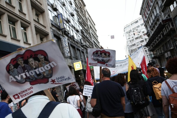 Εκατοντάδες διαδηλωτές στους δρόμους της Αθήνας για την Ηριάννα και τον Περικλή - Επεισόδια στα Εξάρχεια μετά την πορεία