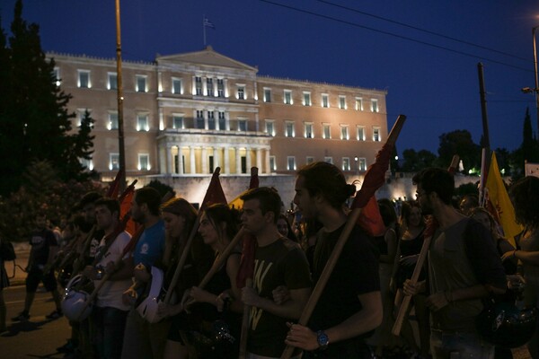 Εκατοντάδες διαδηλωτές στους δρόμους της Αθήνας για την Ηριάννα και τον Περικλή - Επεισόδια στα Εξάρχεια μετά την πορεία