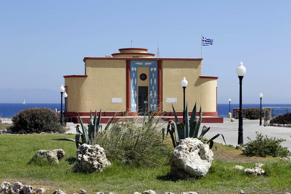 Ρόδος: Ιβίσκοι, ήλιος και ελαφάκια