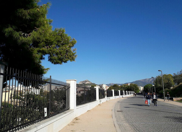 Απολαμβάνοντας έναν περίπατο στο κέντρο