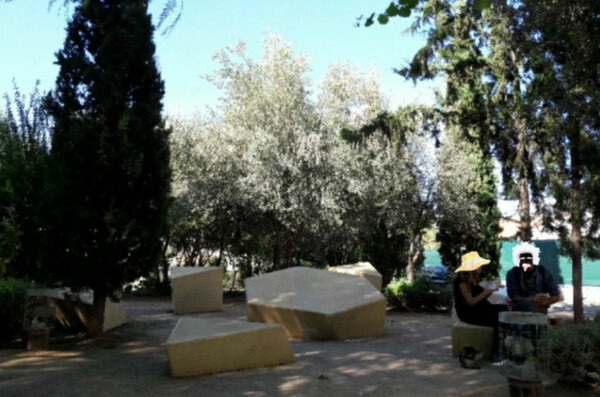 Απολαμβάνοντας έναν περίπατο στο κέντρο