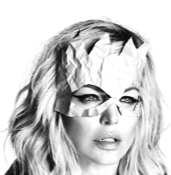 Η σέξι ασπρόμαυρη φωτογράφιση της Fergie για το εξώφυλλο του νέου της άλμπουμ
