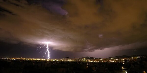 Ισχυρή καταιγίδα με χαλάζι στην Αθήνα