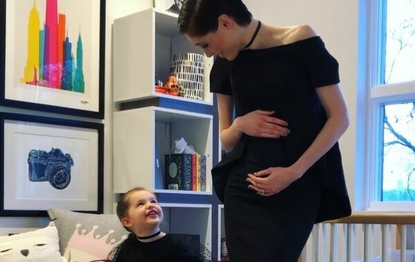 Ντυμένη στα μαύρα, μαζί με την κόρη της η Coco Rocha ανακοίνωσε τη δεύτερη εγκυμοσύνη της