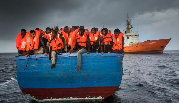 Eυρωπαίοι ακροδεξιοί κυνηγούν πλοιάρια προσφύγων