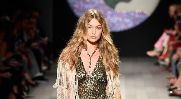 Το απίστευτο catwalk της Gigi Hadid με ένα παπούτσι απλώς επιβεβαιώνει γιατί είναι supermodel