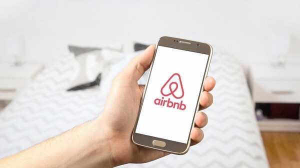 Airbnb: Χαράτσι στο εισόδημα - Δείτε πόσο θα πληρώνουν οι ιδιοκτήτες