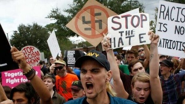 Διαδηλώσεις κατά της ομιλίας υποστηρικτή της «λευκής υπεροχής» στο πανεπιστήμιο της Φλόριντα: «Να πάτε σπίτια σας ναζί»