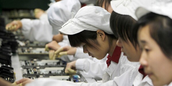 Mαθητές δουλεύουν παράνομα 11ωρα για να κατασκευάζουν το iPhone X στην Κίνα