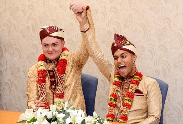Ο πρώτος γκέι μουσουλμανικός γάμος στη Βρετανία και η συγκινητική ιστορία πίσω από την γνωριμία του ζευγαριού