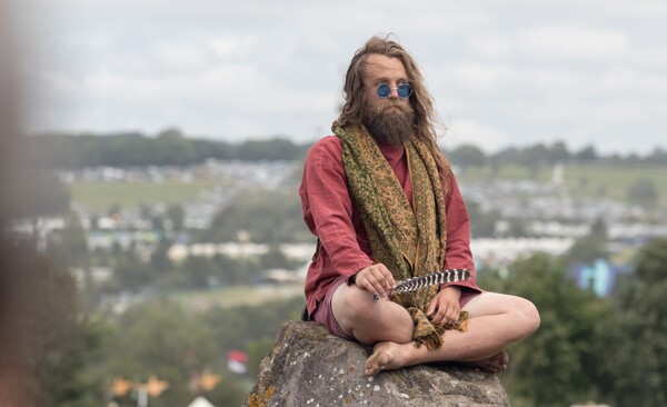 To φεστιβάλ Glastonbury ξεκίνησε - Χιλιάδες άνθρωποι συγκεντρώθηκαν για τη μεγάλη γιορτή της μουσικής