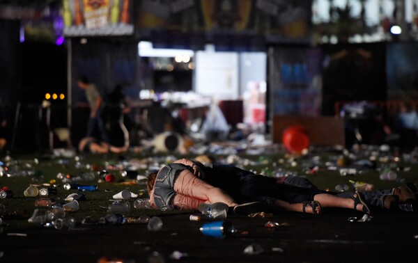 Συγκλονιστικές φωτογραφίες από το Λας Βέγκας - Οι σκηνές τρόμου και πανικού αμέσως μετά την επίθεση