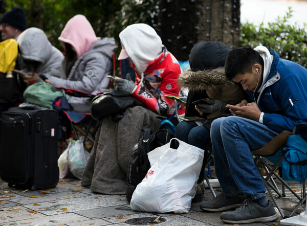 Παροξυσμός για το νέο iPhone X - Τεράστιες ουρές σε πολλές πόλεις του κόσμου