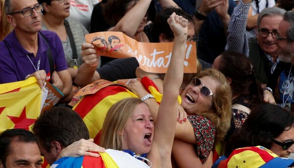 Με δάκρυα, χορό και σαμπάνιες πανηγυρίζουν χιλιάδες Καταλανοί την ανεξαρτησία τους