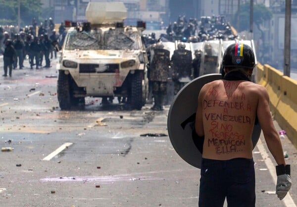 "Ώρα μηδέν" στη Βενεζουέλα: Σε ανυπακοή και γενική απεργία σήμερα καλεί το λαό η αντιπολίτευση