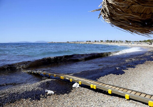 Μηνύσεις κατά παντός υπευθύνου καταθέτουν οι δήμοι που επλήγησαν από την πετρελαιοκηλίδα