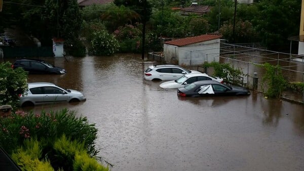 Εικόνες καταστροφής στη Χαλκιδική: Αυτοκίνητα βούλιαξαν στα νερά και βράχοι έπεσαν στους δρόμους