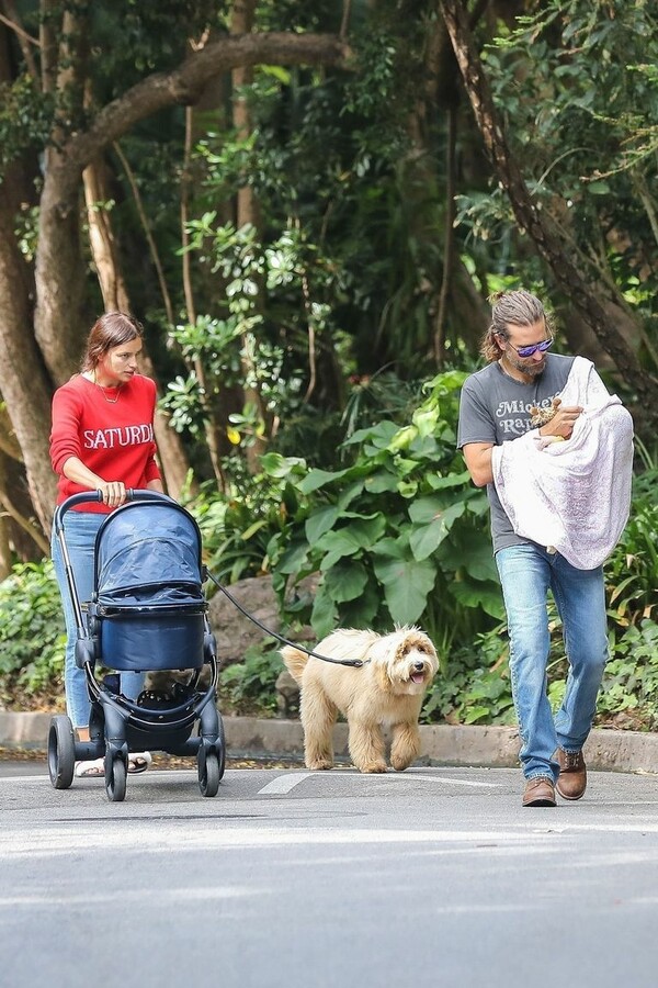 Ο Μπράντλεί Κούπερ, η Ιρίνα Σάικ και η μικρή τους κόρη για πρώτη φορά μαζί σε οικογενειακή βόλτα